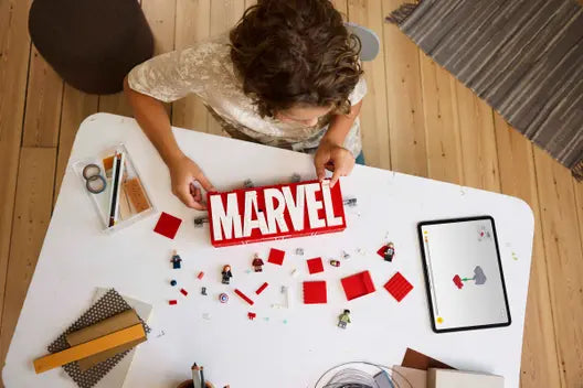 LEGO 76313 Marvel Super Heroes MARVEL Logo & Minifigures