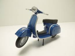 MAISTO 1:18 VESPA SCOOTERS WITH STAND ASSORTED STYLES